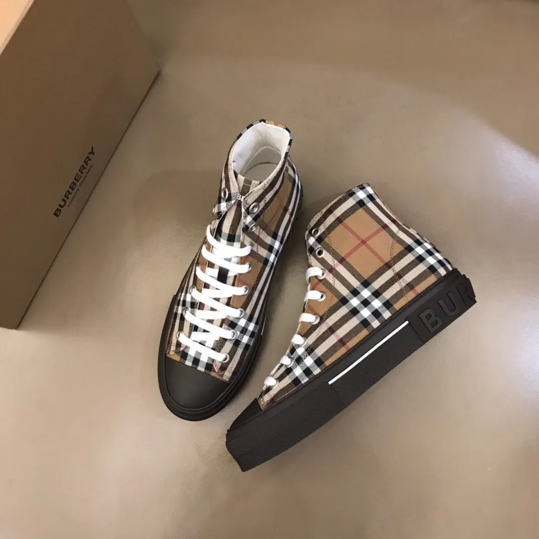 ¥420▫️B’s men’s classic high-top sneakers are reinterpreted in Vintage plaid cotton material and decorated with a new brand logo. First-layer cowhide lining, embossed Burberry logo on the heel, and original TPU outsole! 38-45